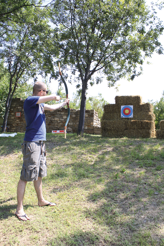 Общество | Туристи стрелят с лък, арбалет и копие на Царевец