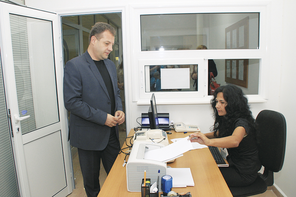 Общество | Кметът откри общински   инфоцентър в “Мол В. Търново”