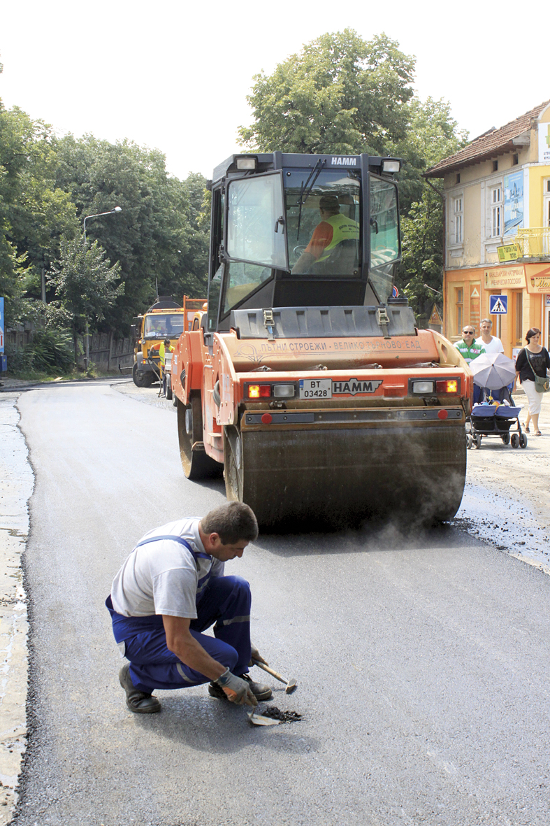 Общество | Полагат над 300 тона асфалт на  ул. “Христо Ботев”