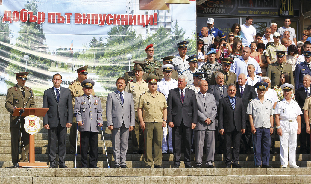 Общество | Министърът на отбраната Ангел Найденов: “Правителството има шанс  да изкара своя мандат”
