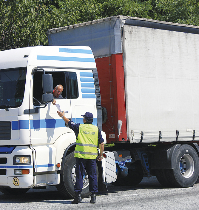 Общество | Тир-паркингите се оказаха тесни за   камионите, спрени заради жегите