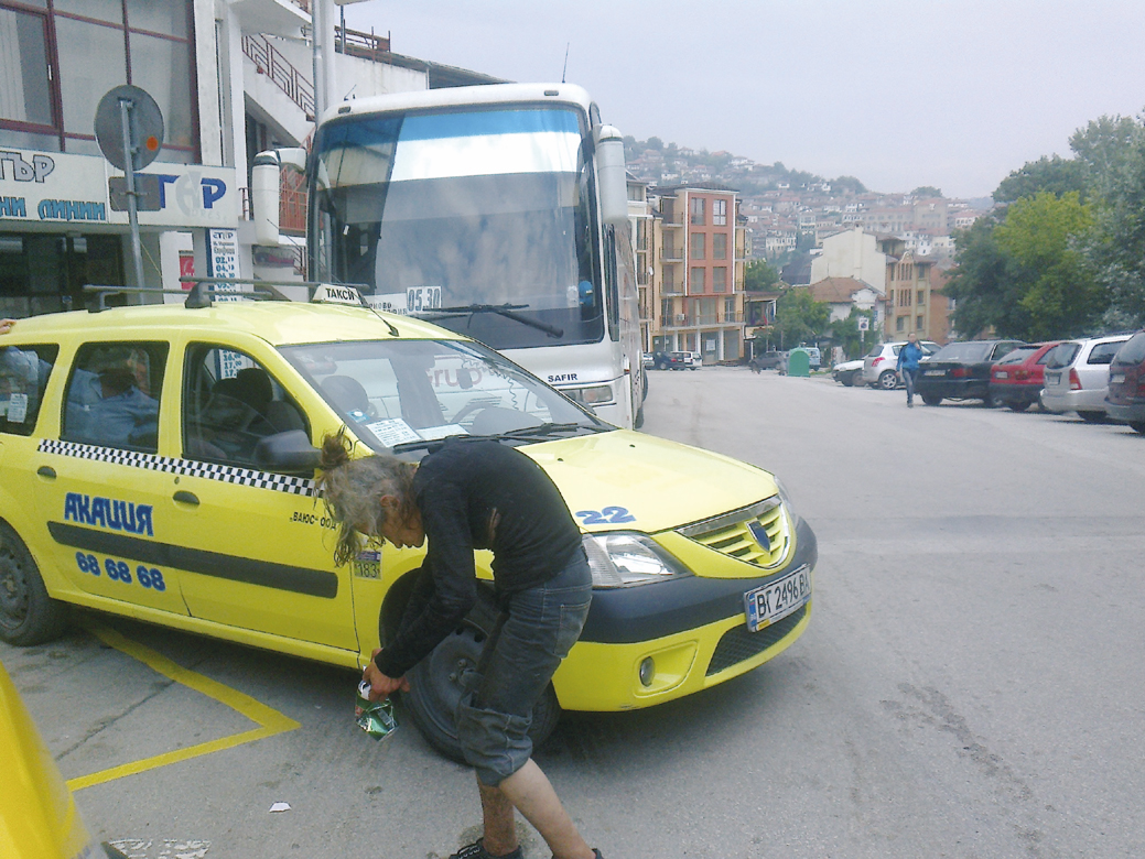 Общество | Психично болна отказва лечение, броди по улици и магазини