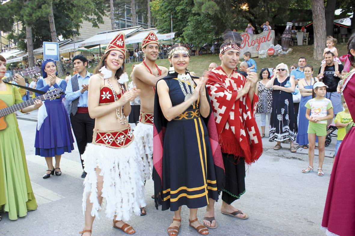 Общество | Цветни багри, екзотични танци и феерия от звуци отново завладяха Велико Търново