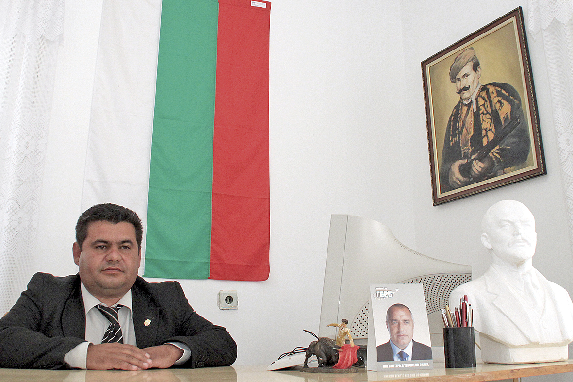 Общество | Законите на работническата  чест управляват Върбовка, където безработицата е 90 %