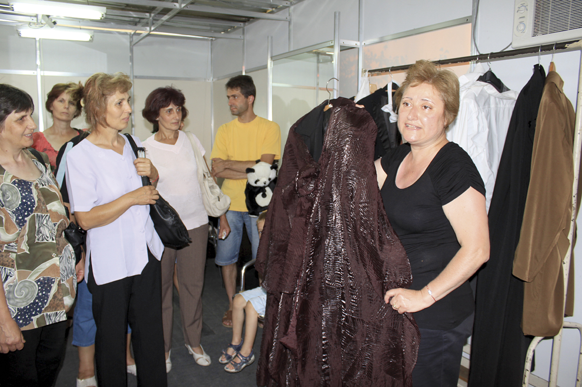 Общество | Почитатели на операта се разходиха   зад кулисите на “Сцена на вековете”