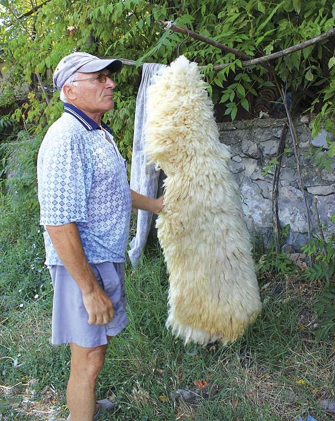 Общество | Майсторът бай Киро: “Кожарският занаят   не е за всеки”