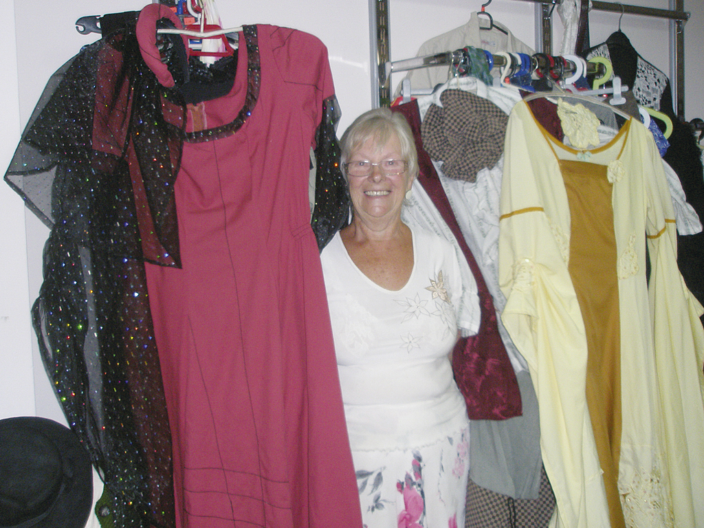 Общество | Англичанка шие карнавални костюми  за благотворителност в Нова Върбовка