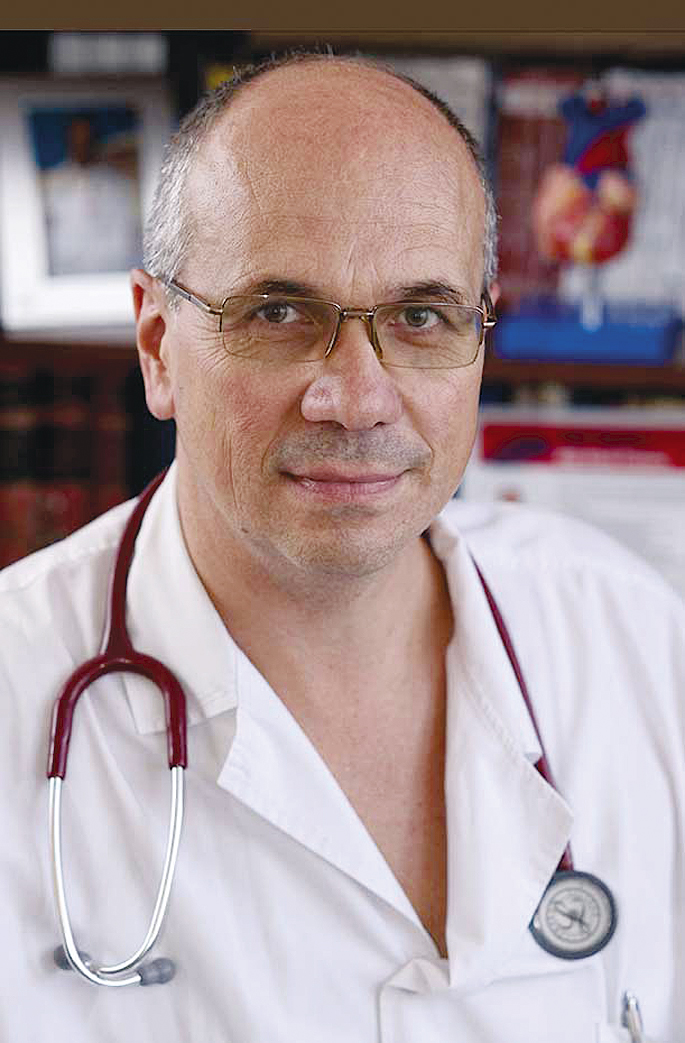 Общество | Д-р Сотир Марчев, изпълнителен директор на УСБАЛ по кардиология в Плевен: “Можем да се спасим от горещините не   с климатик, а с пиене на много вода”