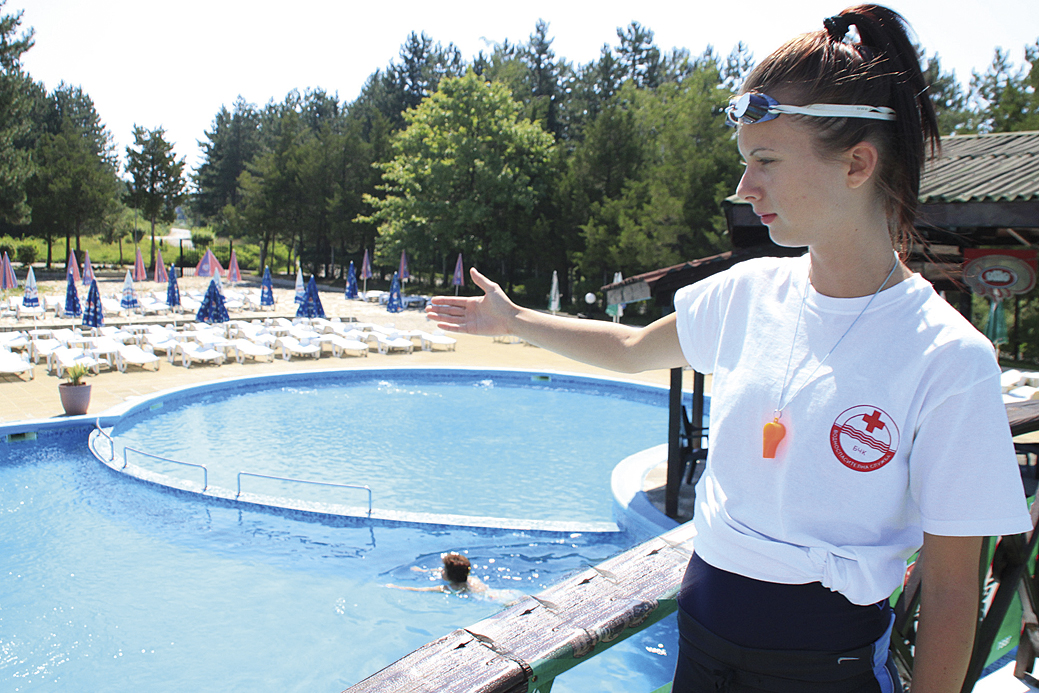 Общество | Спасителка на плажа пази почиващите   на великотърновски басейн