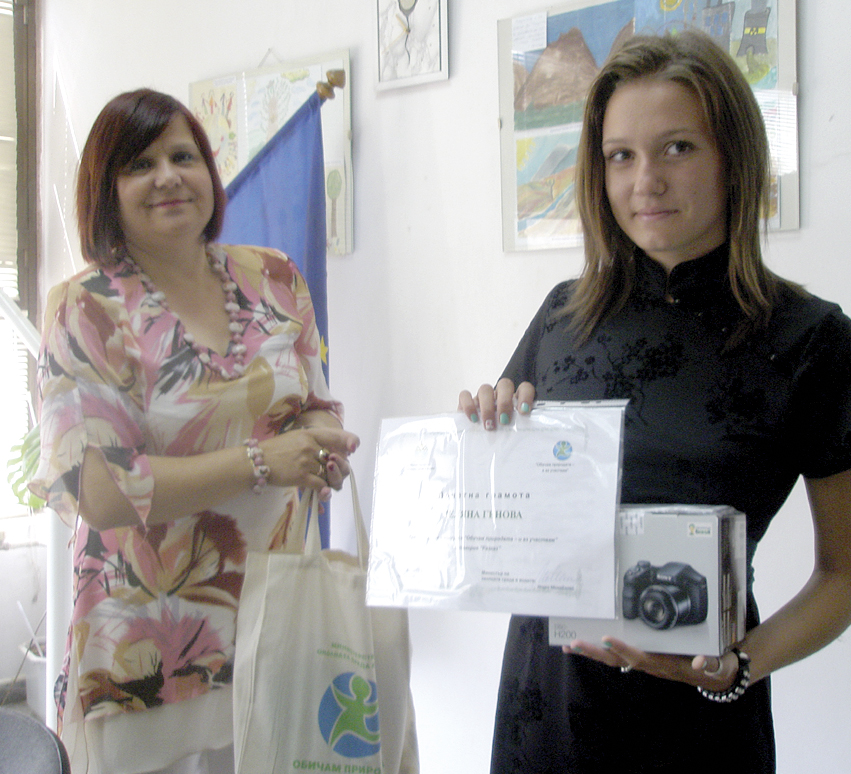 Общество | 16-годишна поетеса от Стражица получи   дигитална камера от конкурс на МОСВ