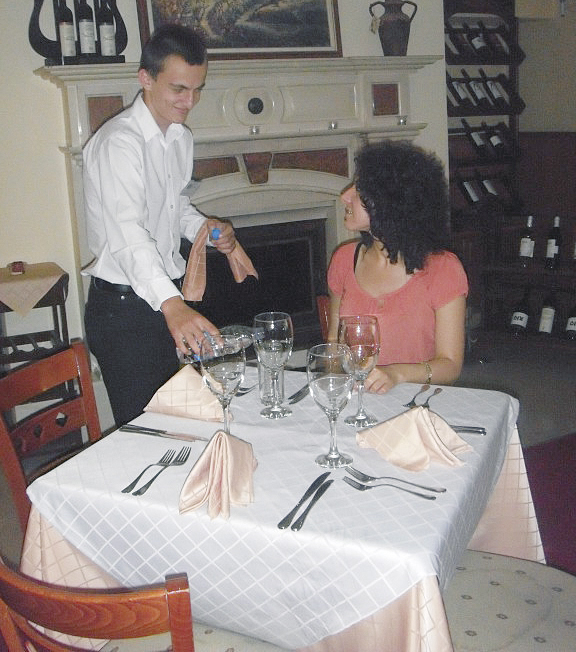 Общество | Над 100 ученици от гимназията по  туризъм стажуваха в местни фирми