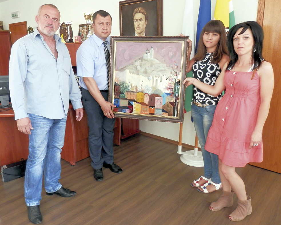 Общество | Дариха две картини на Тошко Дончев на Община Павликени