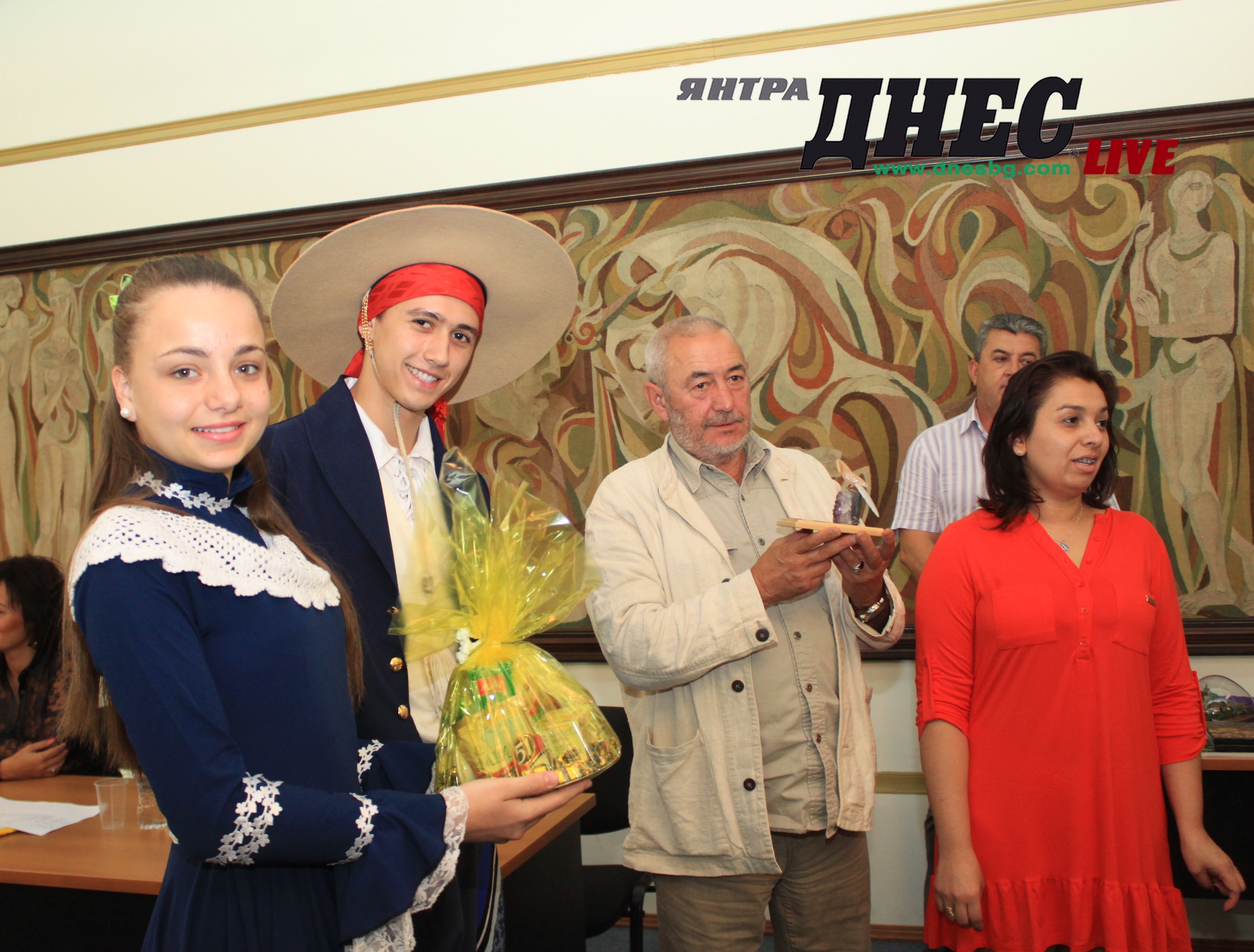 Общество | Гости от шест държави дариха зам.-кмета с екзотични подаръци