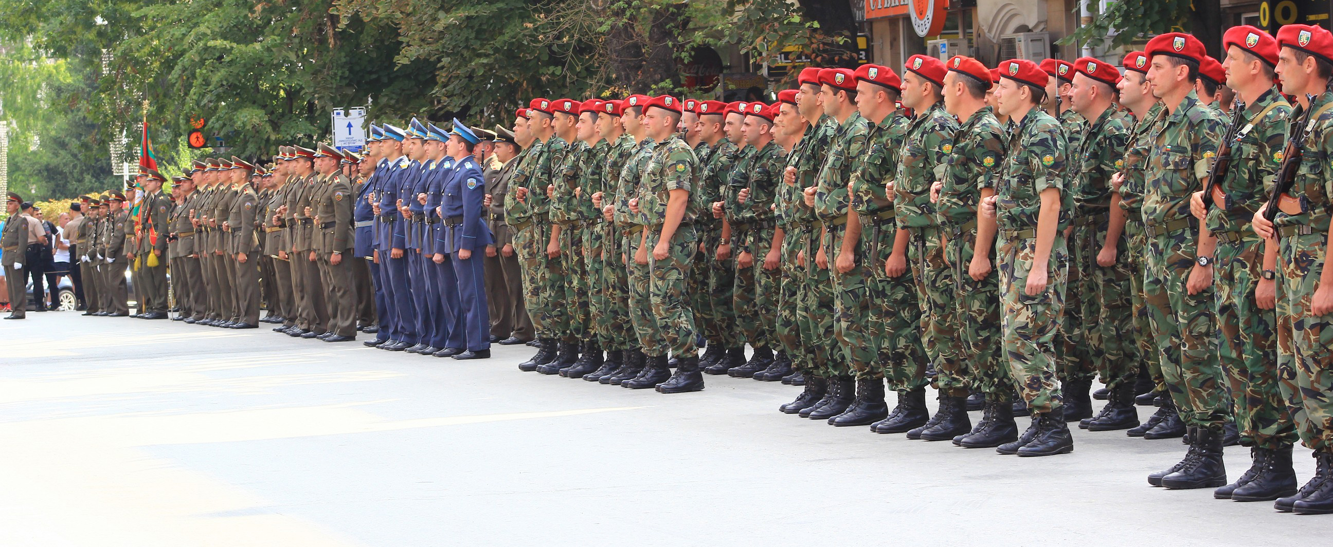 Общество | Жени са първенци на офицерски   и сержантски випуск 2013