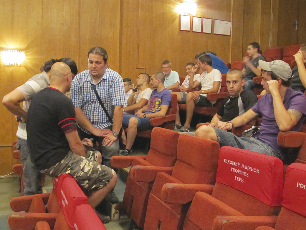 Общество | Съветници и фенове се скараха за новия “Етър”