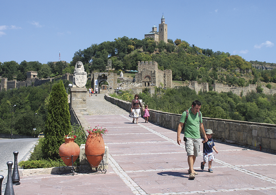 Крепостта “Царевец” си остава най-предпочитаното място за туристите въпреки жегите. Около Балдуиновата кула, в Патриаршията и в Царския дворец са се разходили 31 956 туристи, от които 12 458 са били чужденци.