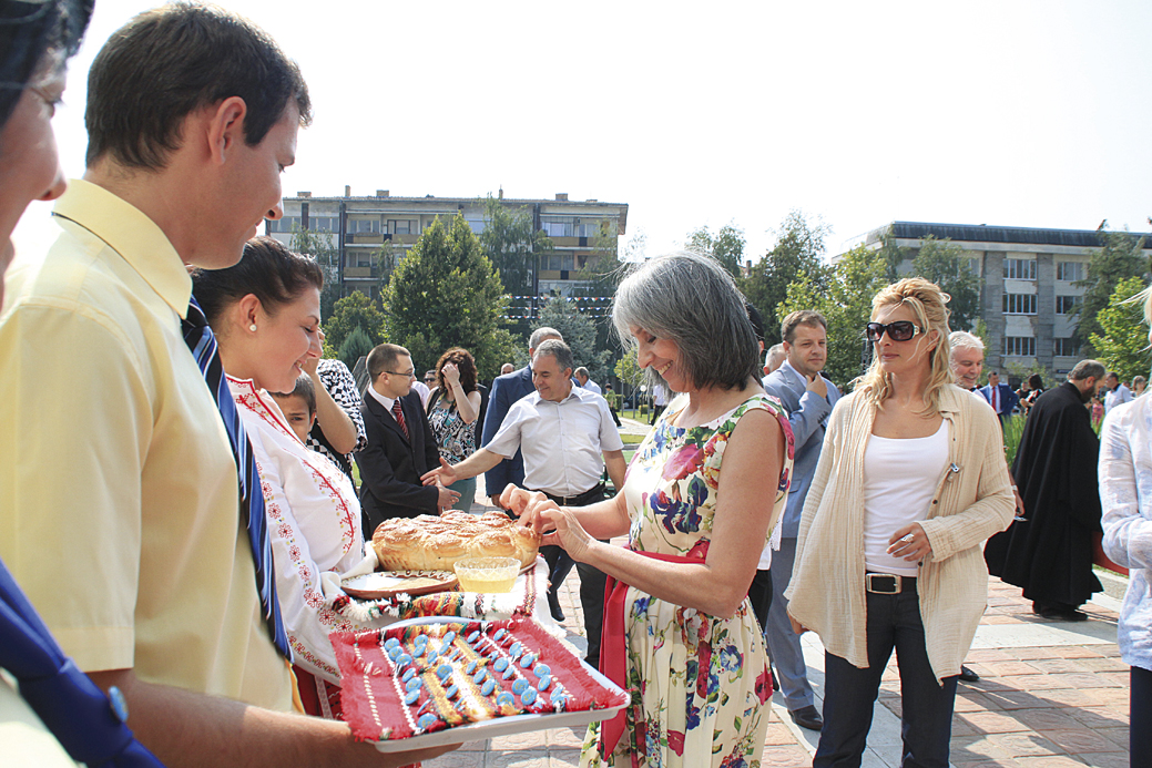 Маргарита Попова беше посрещната с хляб и сол на празника на Стражица.