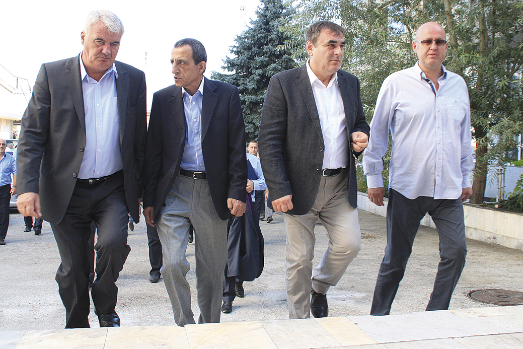 Министър Папазов (вторият отдясно) посети в петък Летището в Горна Оряховица.