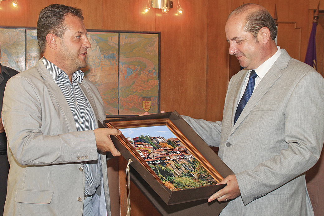 Кметът Даниел Панов подари на Виктор Драгушин картина с пейзаж на Велико Търново.