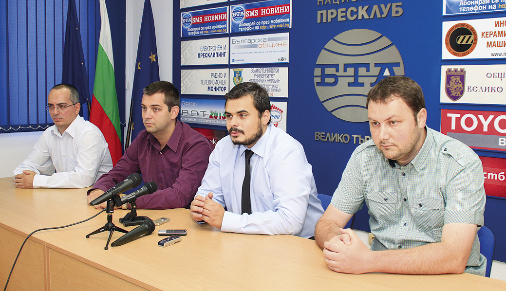 Калин Костов, Петър Николов, областният координатор на София област Димитър Делчев и Виктор Георгиев (от дясно на ляво) са с номинации за националния съвет на ДБГ.