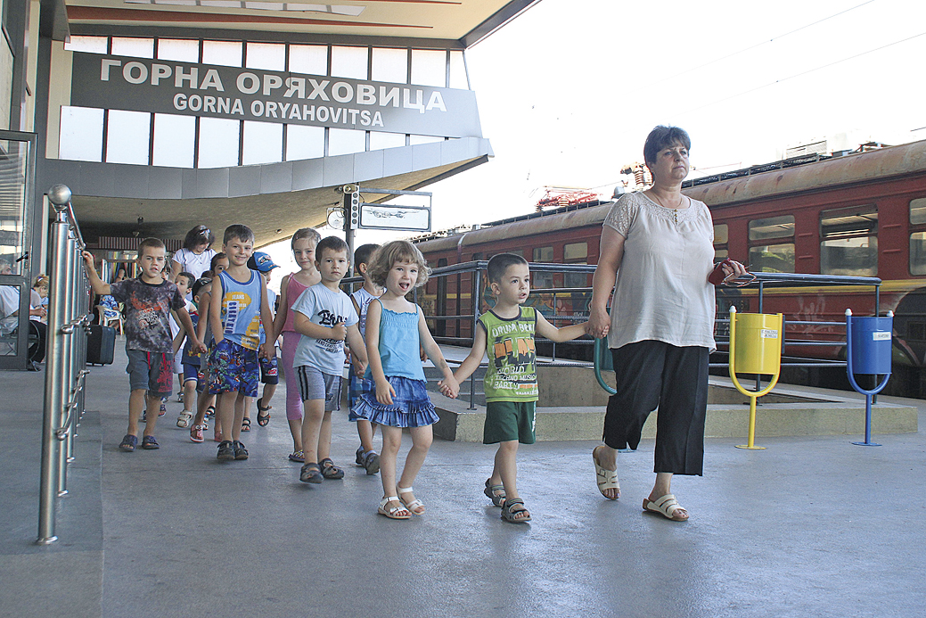 Деца разглеждат жп гарата в Горна Оряховица. сн. Даниел ЙОРДАНОВ