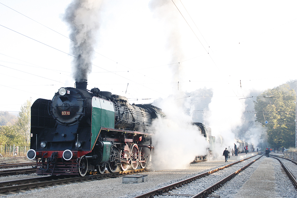 Горещи новини | Мъж скочи под влак на гара Горна Оряховица