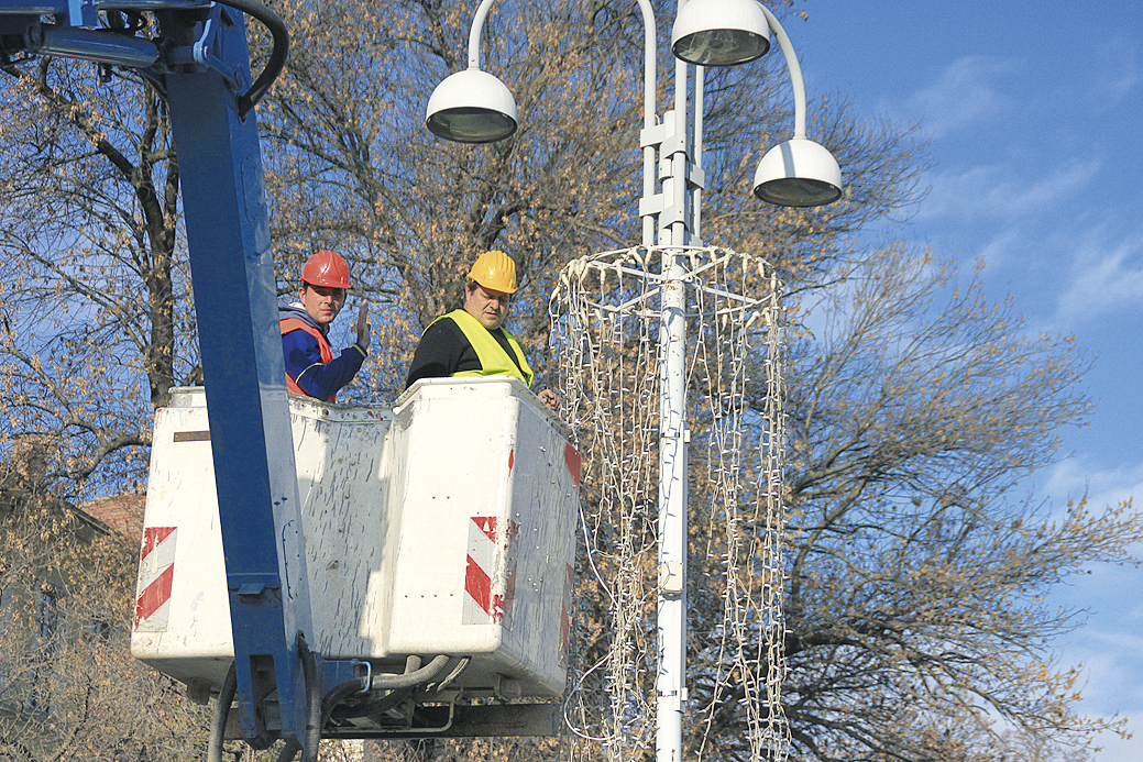 Горещи новини | Спират нощем осветелението в парковете в Горна Оряховица заради скъпия ток