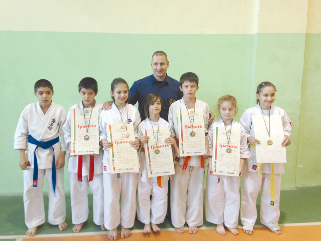 Сенсей Самир Мутишев с възпитаниците си от “Катана”