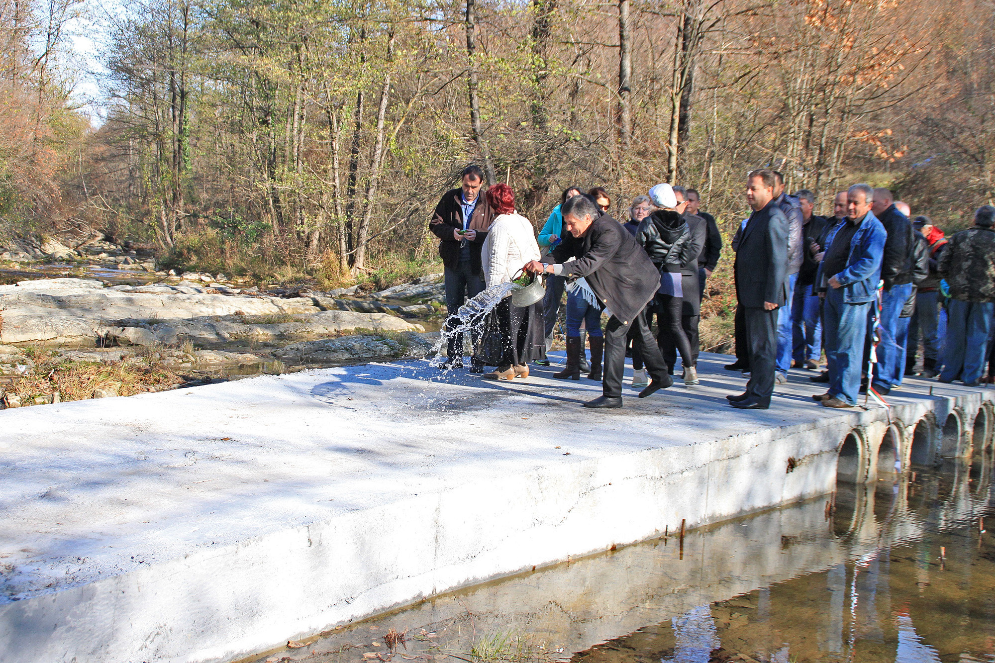 Тръбен водосток свърза  хората от две откъснати села