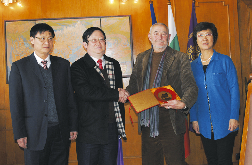 Заместник-кметът на Община Велико Търново Ганчо Карабаджаков се срещна с потенциални инвеститори от Китайска народна република в петък.
