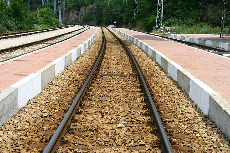 Крими | Намериха мъж в безпомощно състояние до жп линия