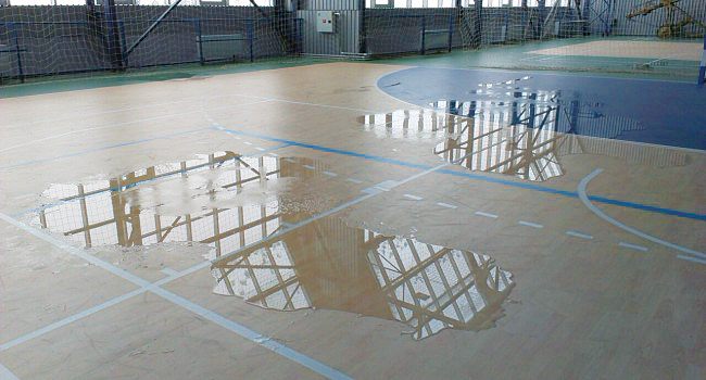 Падналият сняг и водата в залата на ВТУ бяха на път да отложат срещите от 6-тия ден в баскетболната лига 3х3.