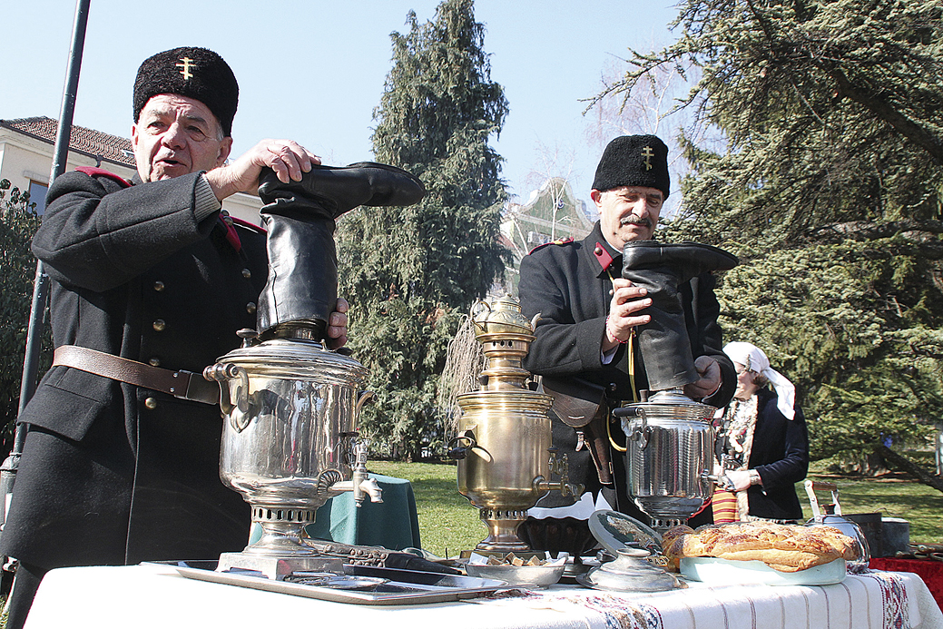 Миналата година членовете на клуб “Традиция” във Велико Търново направиха две атрактивни възстановки в парка “Майка България”. Те показаха древния обичай за приготвяне на чай под ботуш и пресъздадоха пътя на хляба по нашите земи.