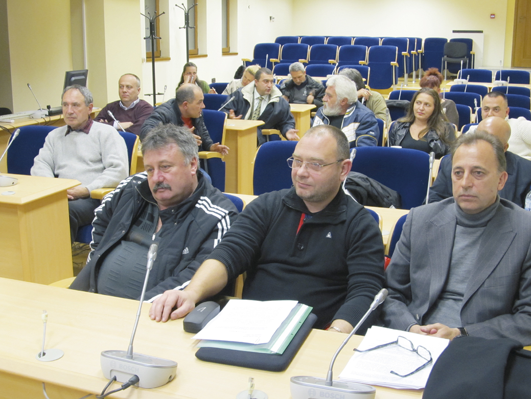 Представителите на “Титан - АС” (на първия ред вдясно) заявиха, че приемат условията на Община Велико Търново за подмяна на кофи, контейнери и боклукчийски камиони.