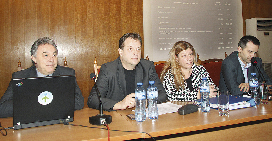 Председателят на ОбС Николай Ашиков, кметът Даниел Панов и екипът му представиха касовото изпълнение на миналогодишния бюджет.