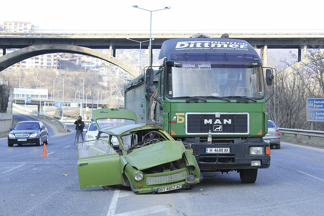 ТИР отнесе “Трабант”, шофьорът на   колата оцеля по чудо