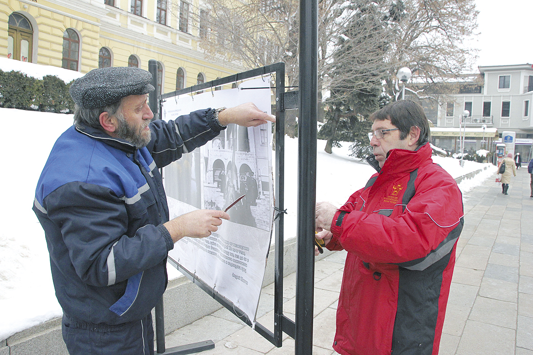 Вандали поругаха на два пъти изложбата   за Стамболов в центъра на Велико Търново