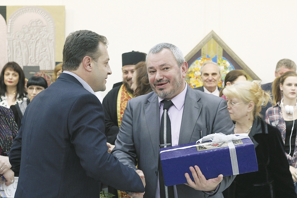 Кметът на В. Търново Даниел Панов поздравява ректора на ВТУ проф. Пламен Легкоступ, който отпразнува 55-ия си рожден ден с изложба.