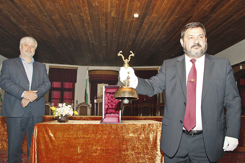 В Деня на Конституцията парламентарният звънец от 1879 година отново огласи Учредителното събрание