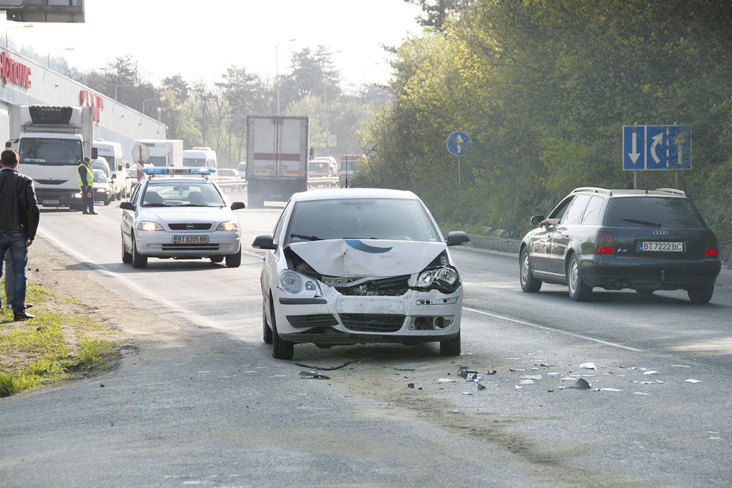Крими | Два леки автомобила се сблъскаха на главния път София – Варна