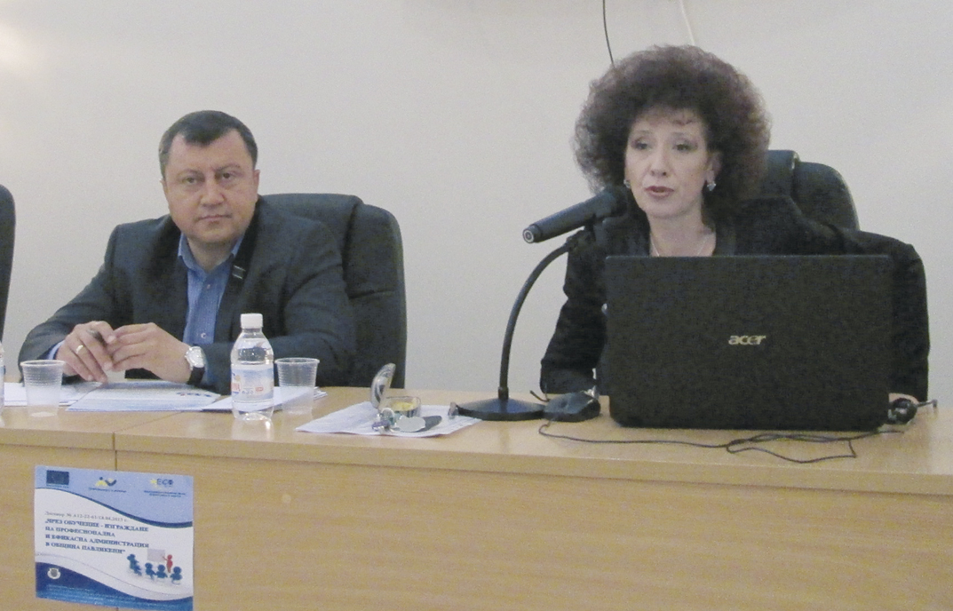 Кметът на община Павликени инж. Емануил Манолов и Румянка Гавраилова (вдясно)  - ръководител на проекта, по време на заключителната  пресконференция.