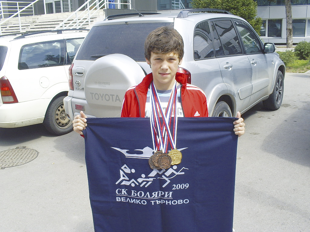Здравко Баблаков със спечелените отличия 
от турнира в Сърбия