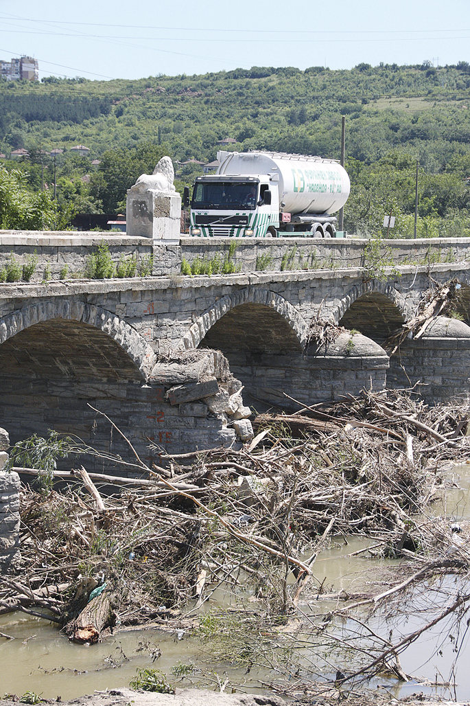 Огромните дънери са разбили основите на Александровския мост.