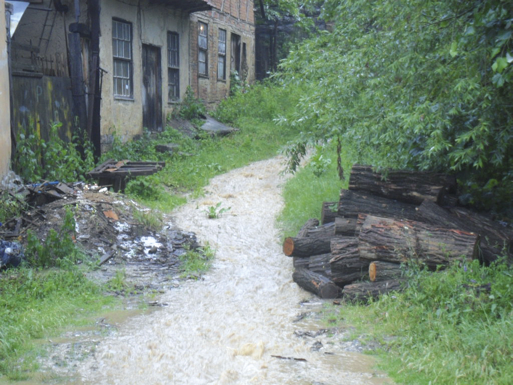 Водата от Хаинбоаз тече като река през село Въглевци.