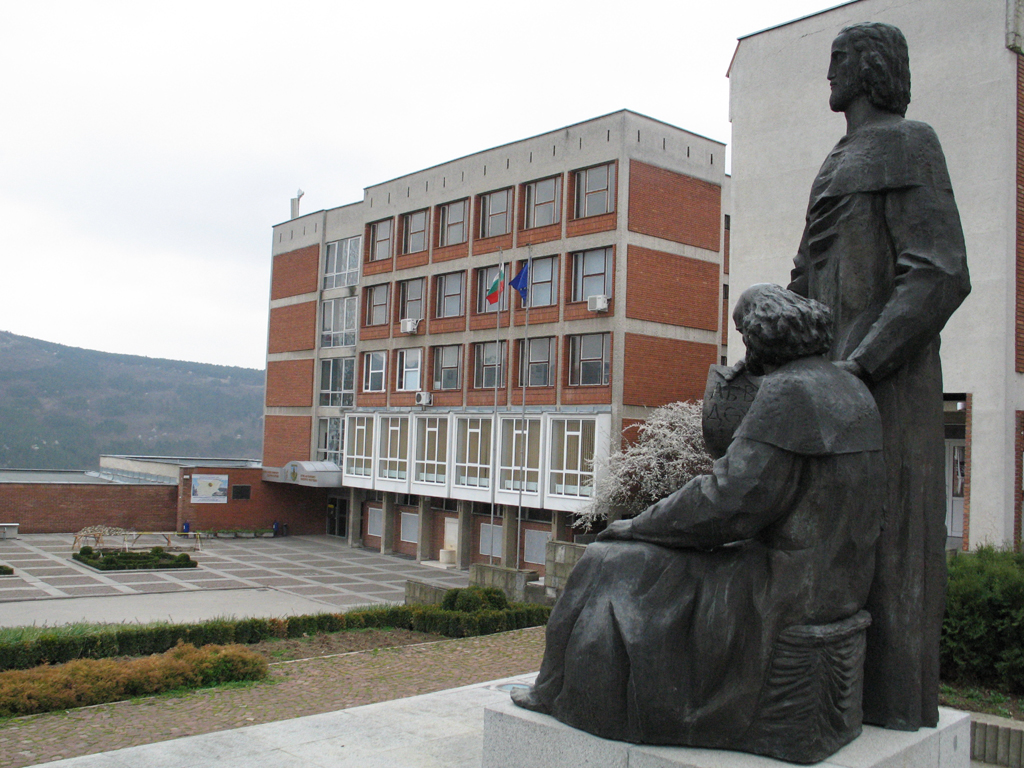 Общество | Абитуриенти  от Лом гостуваха на етнолози  историци във ВТУ