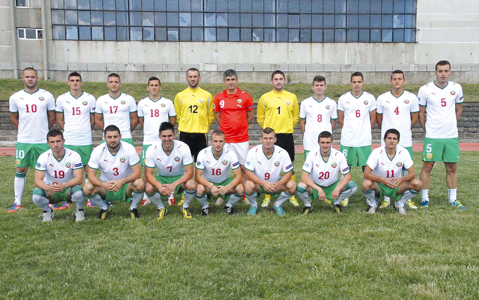 Отборът на България от играчи без договори с треньора Румен Стоянов (в средата).