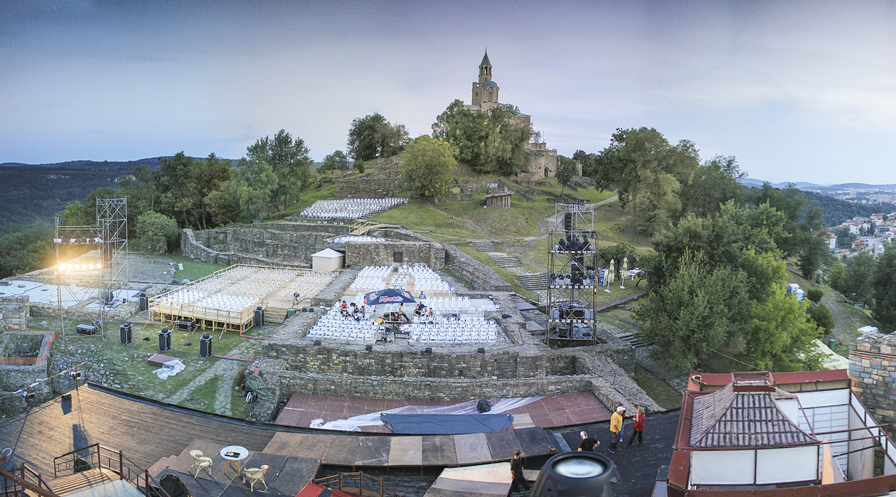 На крепостта “Царевец” във Велико Търново текат последни приготовления за операта “Мадам Бътерфлай”, с която в събота ще бъде открит фестивалът “Сцена на вековете”.