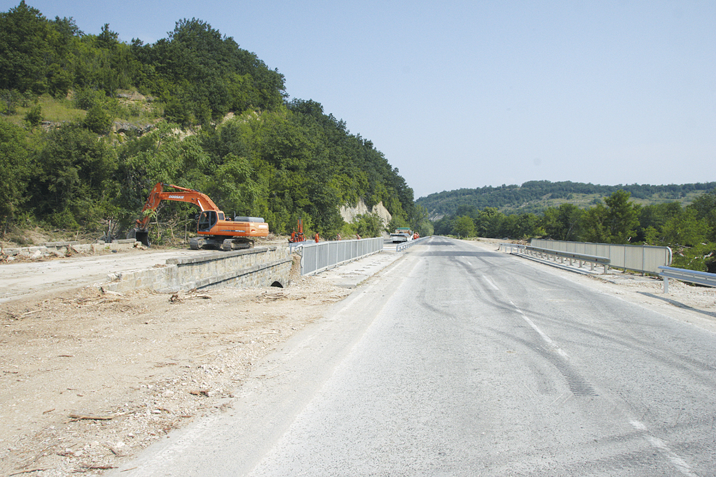 Компрометираният пътен участък до Килифарево вече е ремонтиран и укрепен.