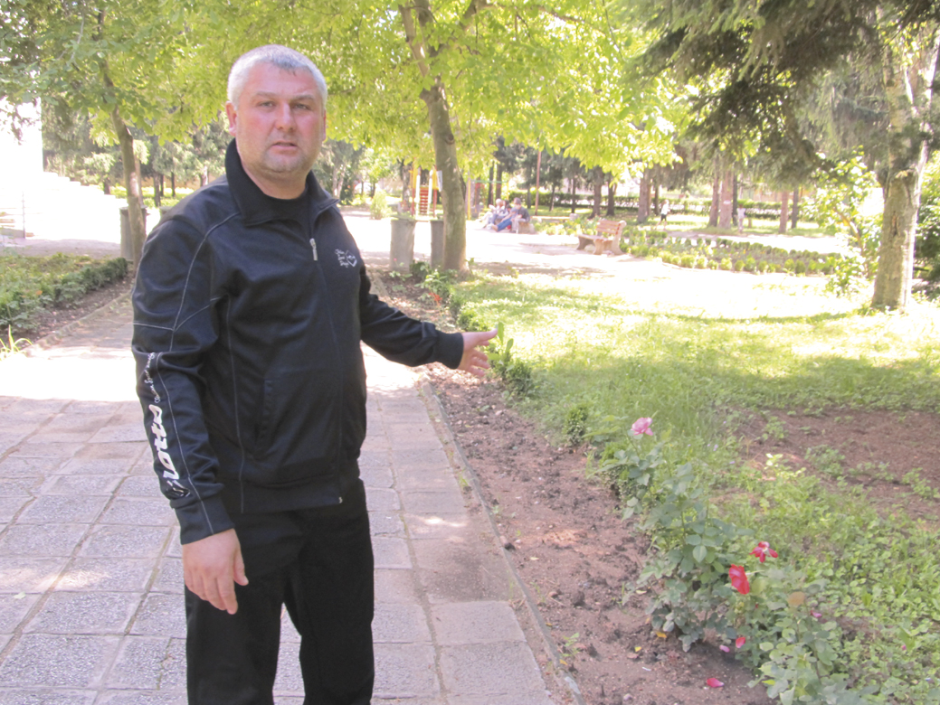 Кметът Парашкев Парашкевов се ядосва, че държавата не отпуснала финансиране за разширяването на селския парк.
