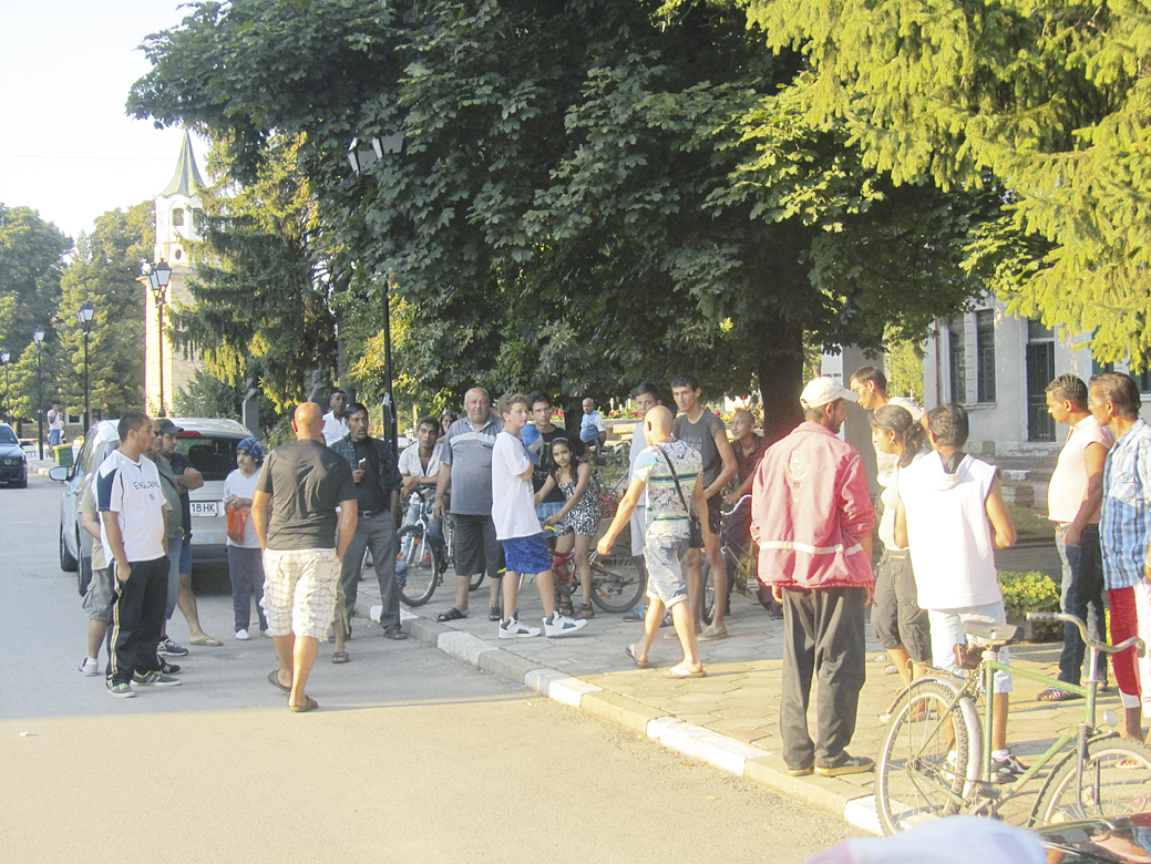Протестиращите хора в Бяла черква искат изселване на петте ромски фамилии от градчето.